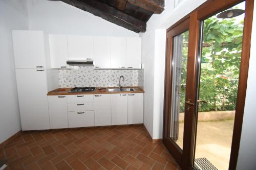 A kitchen or kitchenette at Le Case di Arconte