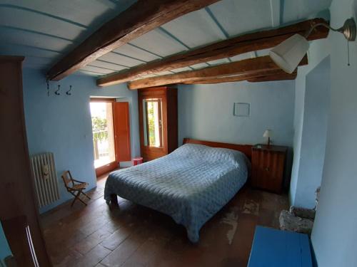sypialnia z łóżkiem w pokoju w obiekcie Lilla w mieście Premeno