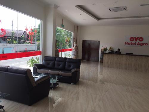a lobby with two leather couches and a hotel area at Hotel Agro in Raub