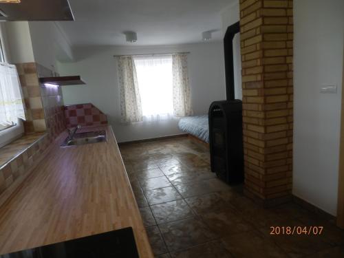 een woonkamer met een tafel, een bank en een raam bij Flóra Vendégház Tass in Tass