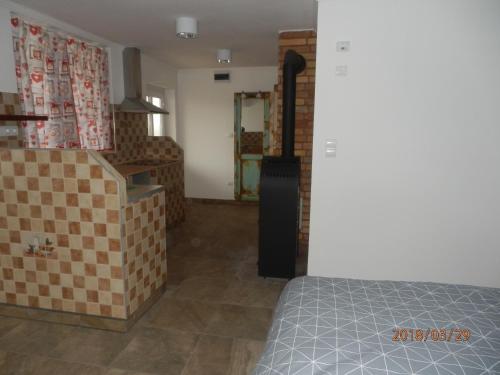 een kamer met een bed en een trap erin bij Flóra Vendégház Tass in Tass