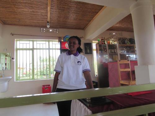  Rebero Kivu Resort -  Chambre  photo :   Shower    Refrigerator    Ironing facilities                           