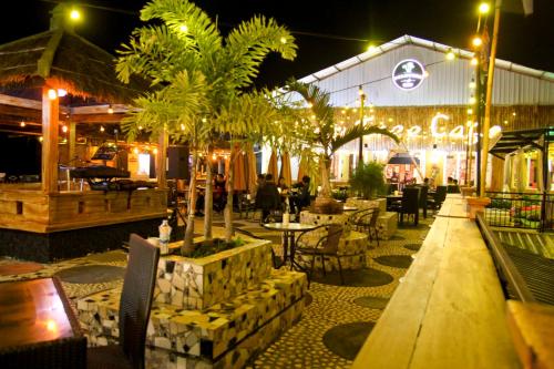 Un restaurante u otro lugar para comer en Batuque Town Villa