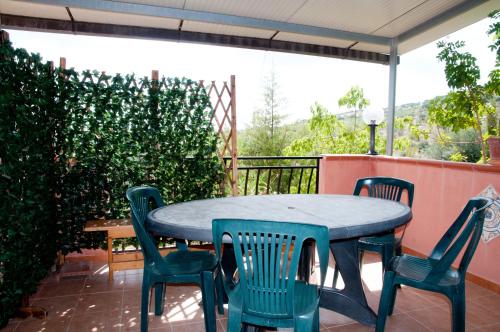 Un balcón o terraza en Casa vacanze VILLA ANGELA in Sicilia con pool house country per 16 guest