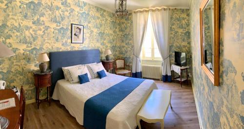 a bedroom with a bed in a room with wallpaper at Villa Rosa Béziers in Béziers