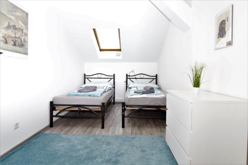 Postel nebo postele na pokoji v ubytování GOLD: Penthouse apartment Volkertmarkt