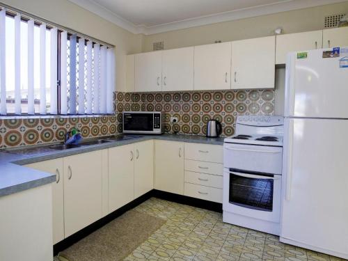 A kitchen or kitchenette at Seabreeze 6 Opposite Bowling Club
