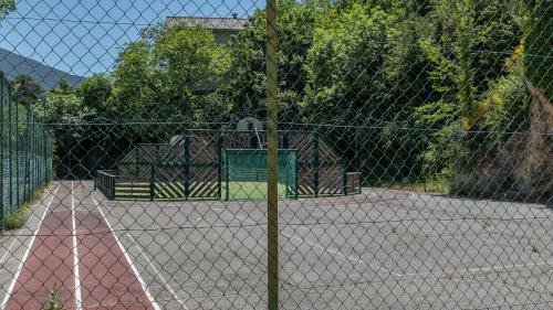 a chain link fence on a tennis court at Vacancéole - Résidence Les Gorges Rouges in Guillaumes