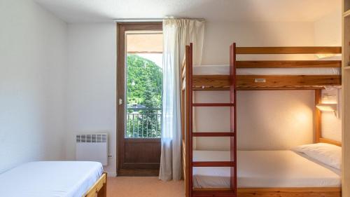 Двухъярусная кровать или двухъярусные кровати в номере Vacancéole - Résidence Les Gorges Rouges