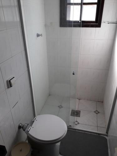 a small bathroom with a toilet and a shower at Recanto do Ribeirão in Pindamonhangaba