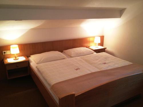 Un pat sau paturi într-o cameră la Pension & Appartement Fortin