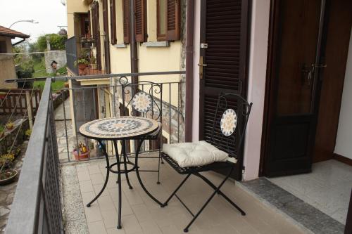 a table and chair sitting on a balcony at Casa all'era in Cernobbio