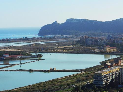 a large body of water with a city and mountains at B&B Maison A in Cagliari