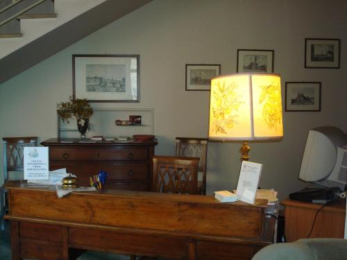 a room with a desk with a lamp on it at Albergo La Sfinge in Chiusi