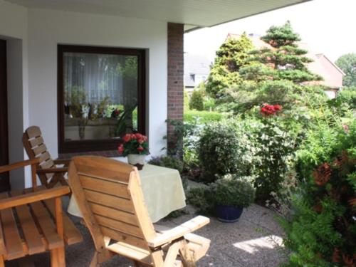 ノイハルリンガージールにあるHaus Gökenの木のあるパティオ(テーブル、椅子付)