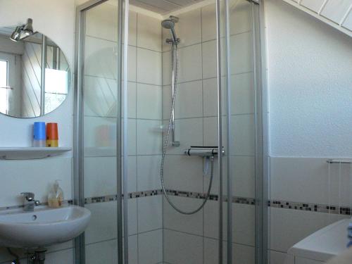 uma casa de banho com um chuveiro e um lavatório. em Ferienwohnung Oswald em Isny im Allgäu