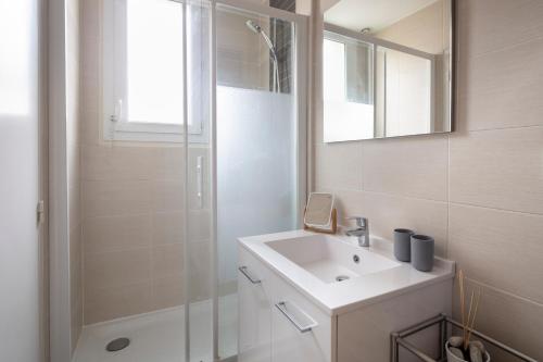 une salle de bain avec un lavabo et une douche dans l'établissement Moka by Cocoonr, à Rennes