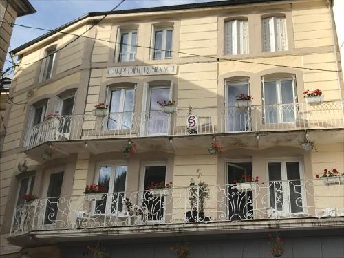 - un bâtiment avec balcon et boîtes de fleurs dans l'établissement Carpe Diem Résidence, à Plombières-les-Bains