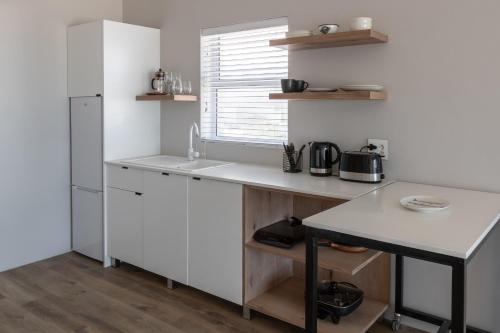Dapur atau dapur kecil di Small Bay Beach Suites