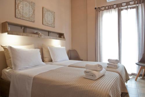 a bedroom with two beds with towels on them at Liprando in Naousa