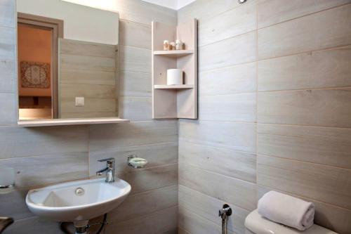 a bathroom with a sink and a toilet at Liprando in Naousa