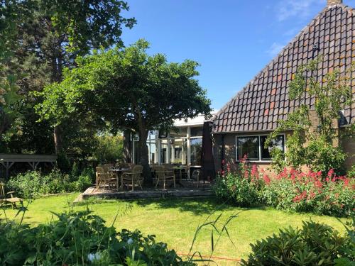 a house with a garden with a table and chairs at Hotel De Horper Wielen in Kaard