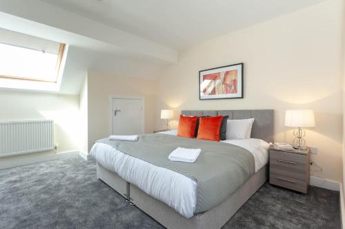 Postel nebo postele na pokoji v ubytování 4 bed home, driveway parking ideally located in Latchford, Warrington - Executive St Marys House