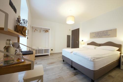 1 dormitorio con 1 cama grande y escritorio en Cascina Cortese, en Druento