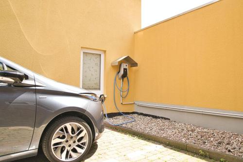 um carro estacionado ao lado de uma parede com um telefone em Gästehäuschen-Hösbach em Hösbach