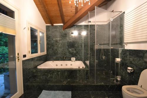 Et badeværelse på Villa Rina Deluxe and Cottage