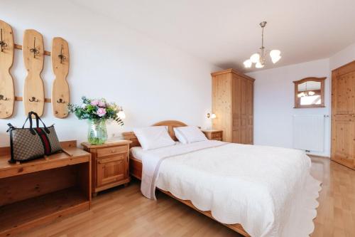 1 dormitorio con 1 cama y esquís en la pared en Bertoldihof en Cortaccia