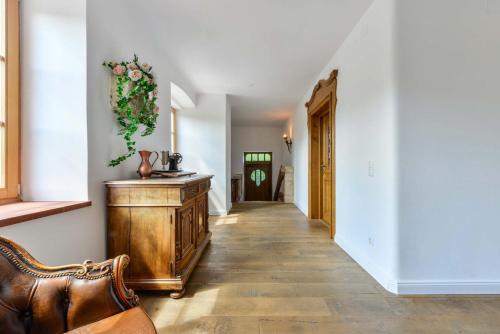 um corredor com uma mesa e uma cadeira numa casa em Gasthof zur Post em Wessobrunn