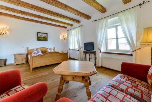a living room with a table and a couch at Gasthof zur Post in Wessobrunn