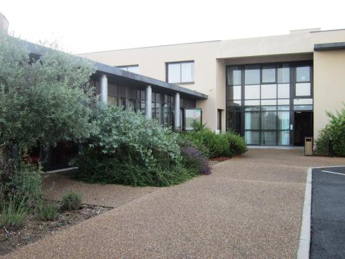 an external view of a building at Hôtel Particulier VILLA DES MARAIS in La Chevrolière