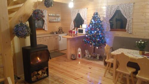 - un salon avec un arbre de Noël et une cuisinière dans l'établissement Rancho Zapole, à Zasadne