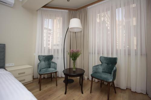 Postel nebo postele na pokoji v ubytování A Hotel Yerevan
