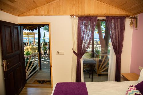 Photo de la galerie de l'établissement Kara Kedi Beach Bungalow, à Çıralı