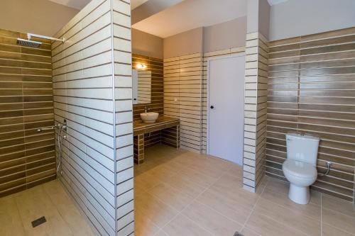 een badkamer met een toilet en een wastafel bij Mary Beach in Rodakino