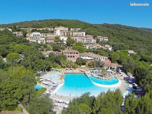 une vue aérienne d'un complexe avec piscine dans l'établissement les Restanques Du Golf de Saint Tropez, 83310 Grimaud, France Appartement, à Grimaud