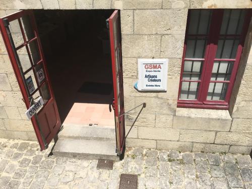 otwarte drzwi z znakiem przed budynkiem w obiekcie Petit nid à 50m de la plage au coeur de Fouras w mieście Fouras