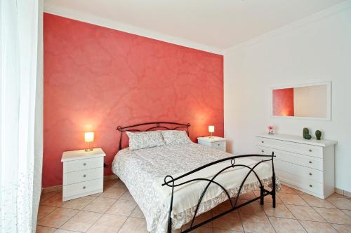 Central Balcony Apartment – Photos 3