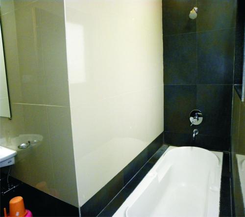 Et badeværelse på Hotel Shradha Saburi Palace