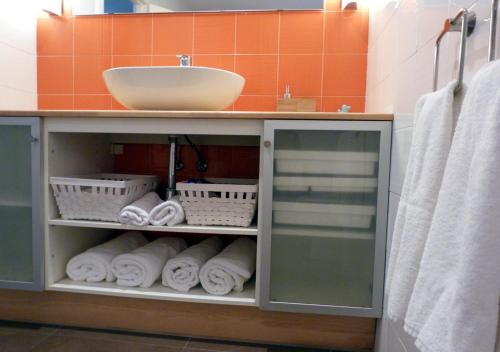 塞维利亚Rodo Arenal的浴室设有水槽和一束毛巾