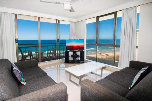 un salon avec vue sur l'océan dans l'établissement Seacrest Beachfront Apartments Gold Coast, à Gold Coast