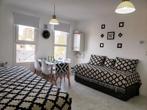 una camera con letto, tavolo e sedia di Bariloche Modern Apartment a San Carlos de Bariloche