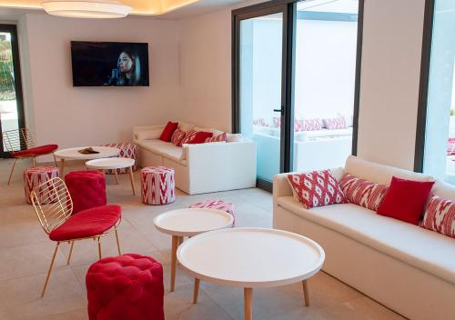 salon z kanapą, stołami i krzesłami w obiekcie Sol i Vida Hotel - Adults Only w Porto Cristo