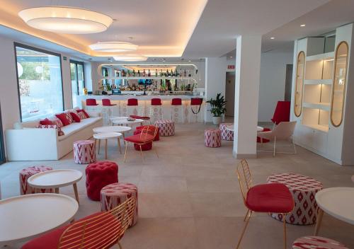 restauracja ze stołami i krzesłami oraz bar w obiekcie Sol i Vida Hotel - Adults Only w Porto Cristo