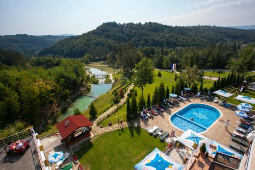 una vista aérea de un complejo con piscina en Relax Coop Hotel, en Voneshta Voda