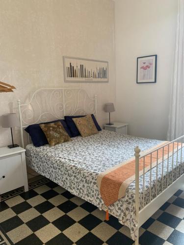 een slaapkamer met een bed met een wit bedframe bij Cadorna in Florence