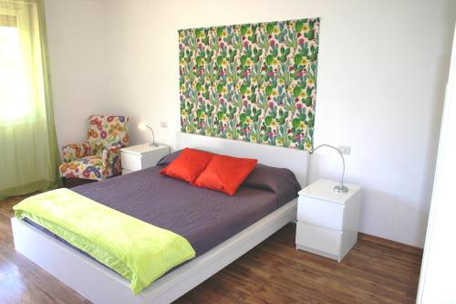 um quarto com uma cama com um quadro na parede em CASA LUCIA em Meta